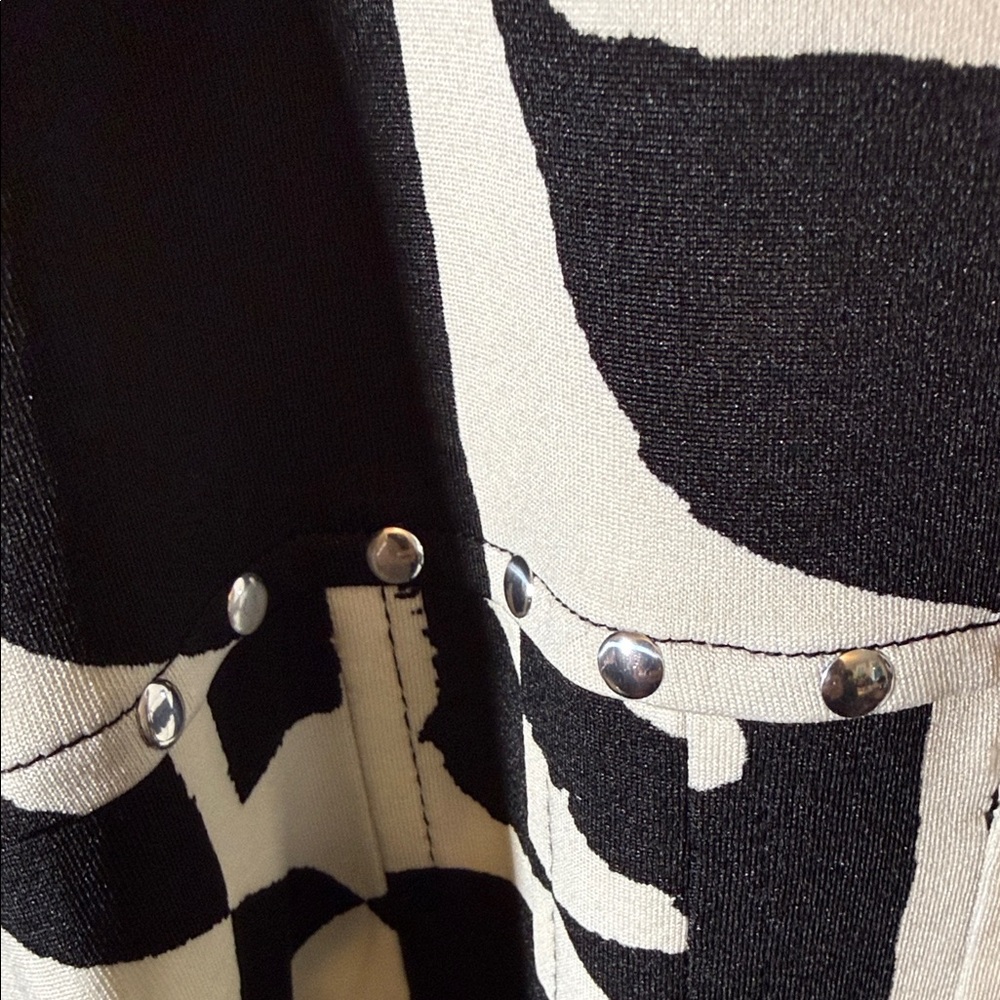 Cocomo Woman 1X Black White Abstract Blouse Rhinestone Detail Flowy Top - Picture 4 of 6